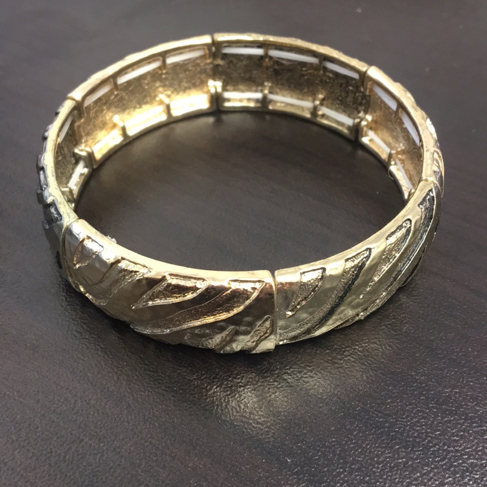Gold tone stretch bracelet